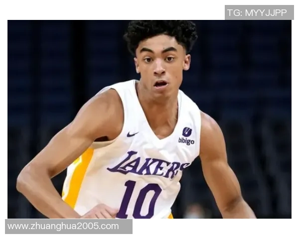 詹姆斯精准传球助攻海斯空中接力暴扣精彩上演