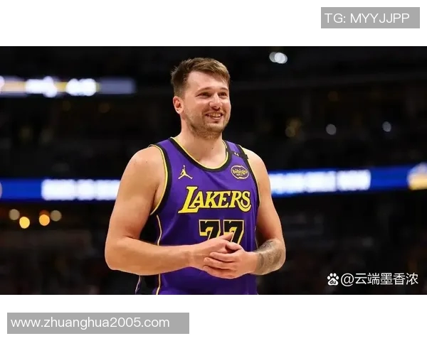 东契奇外线持球 弧顶三分出手打板命中 东契奇外线持球 弧顶三分出手打板命中